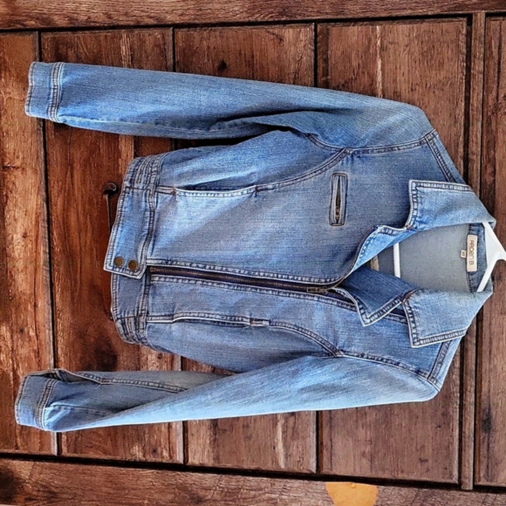 Arden B Lightwash Crop Denim Jacket